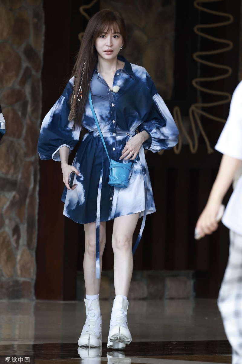 不过，也有不少网友替张栋梁护航，认为「我感觉正常思维的话，哥只跟心凌熟悉，其他人都不怎么熟，所以下意识才会和自己熟悉的站在一起的」