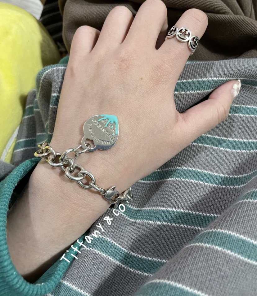 这款带有一些朋克风的蓝色爱心手链外表超酷的!