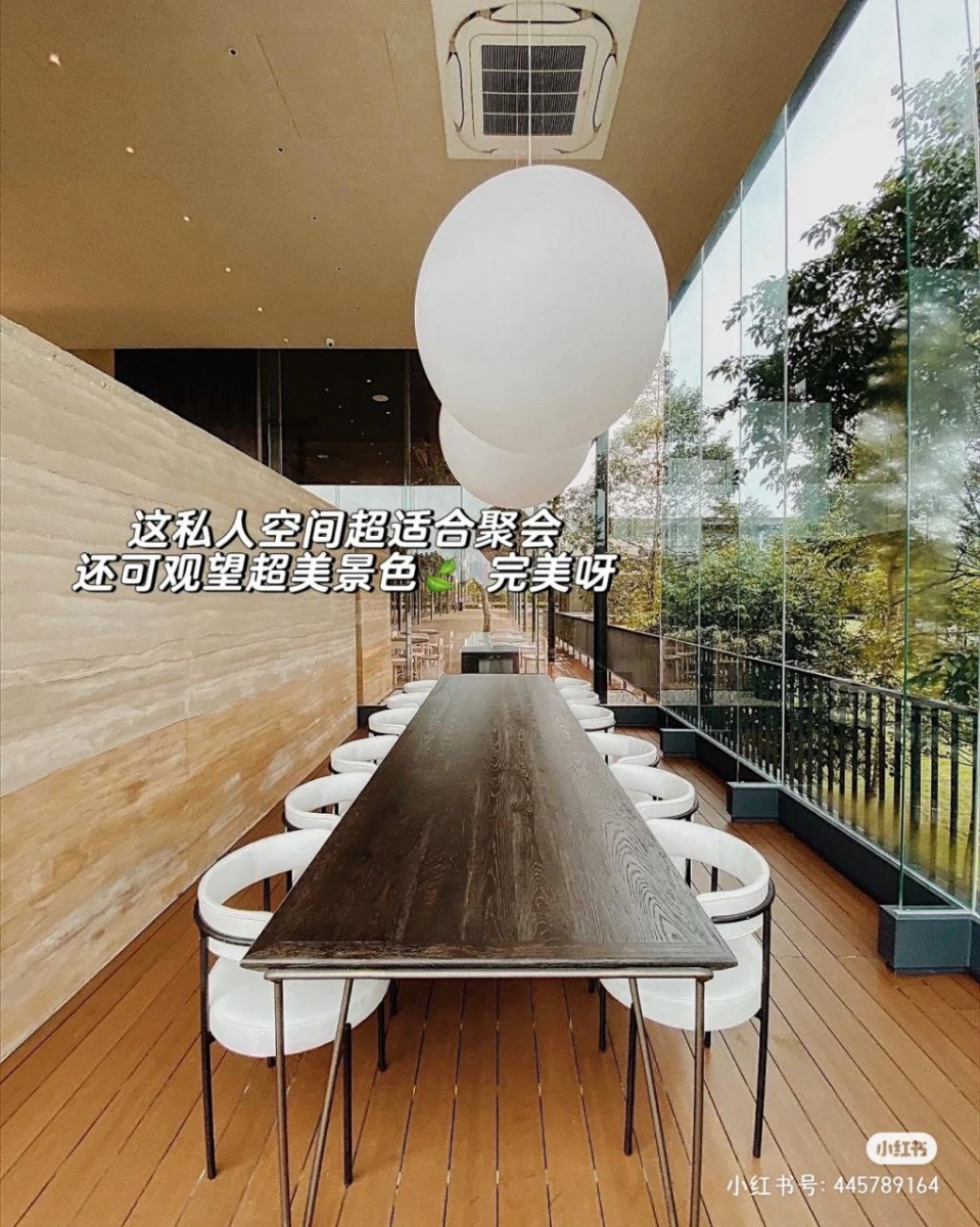 透过玻璃窗可以看见一大片绿植,非常舒适