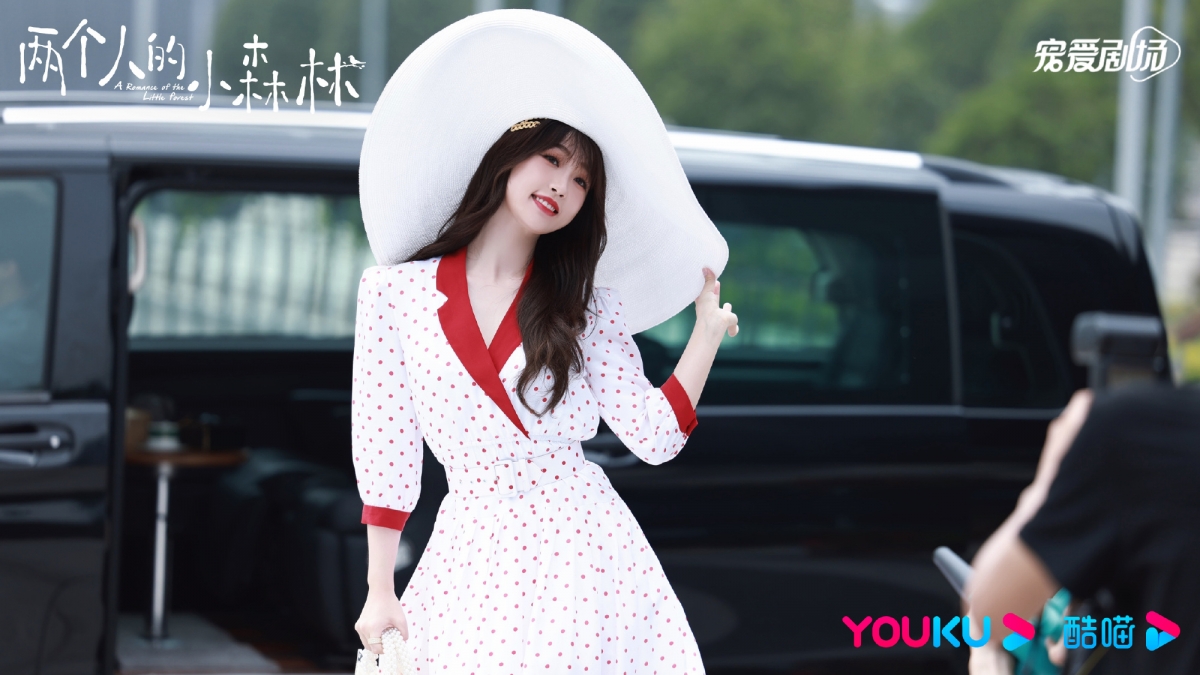 虞书欣为了更贴合角色，自备300套服装进组