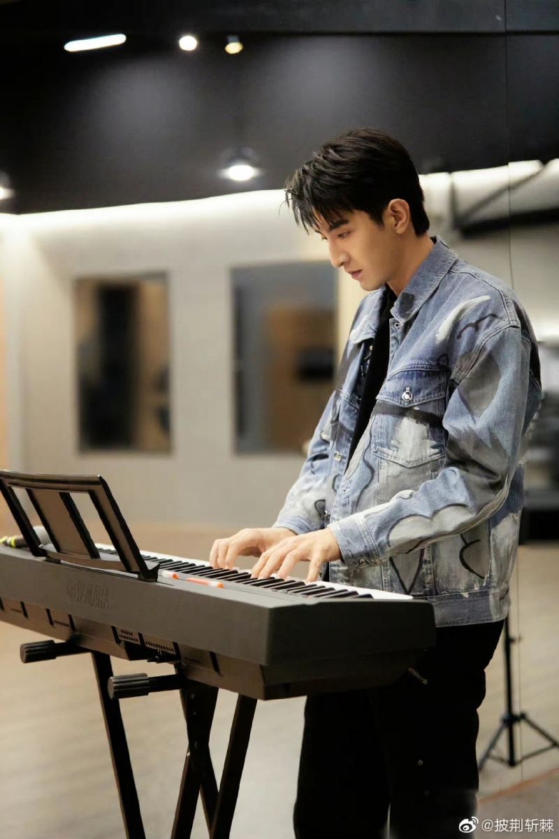 金瀚的本职同样也是一名演员,唱跳rap实力不佳也无可厚非。