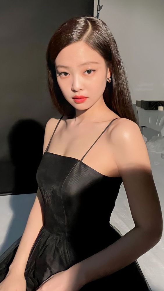 女生必备「微辣单品」TOP 1:贴身细肩带小黑裙