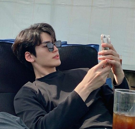 渣男经典表现：三、在社交账号永远保持完美自律的单身形象