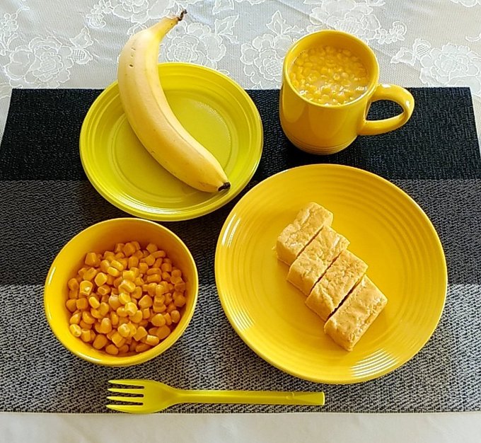 黄色的食物包括玉米、玉子烧、香蕉、凤梨等等