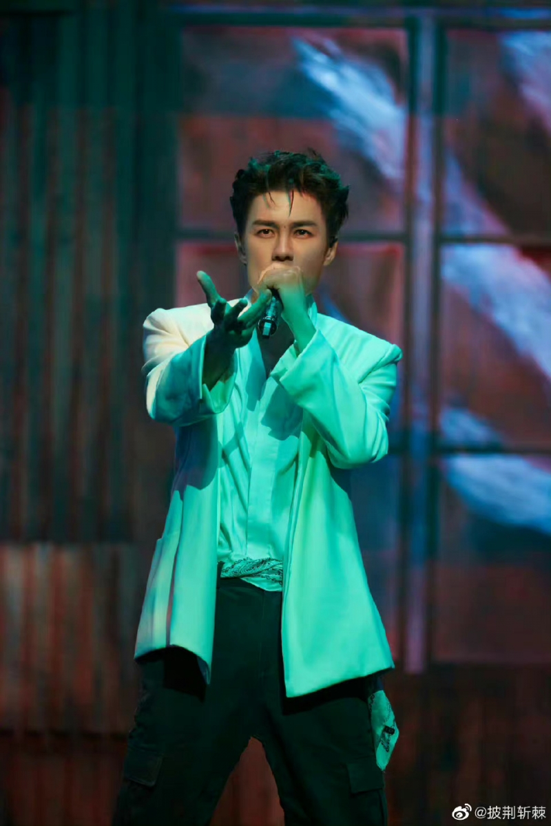 这次在《披荆斩棘》的舞台上跳舞，还表现不错，真的让人刮目相看。