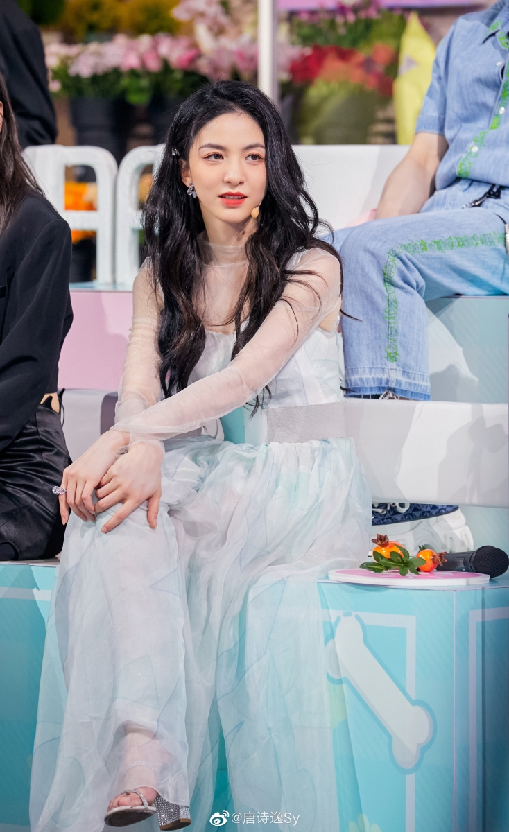 但“高人气”的她也被邀请同时参与这两档综艺的拍摄,也让许多网友和粉丝相当期待~