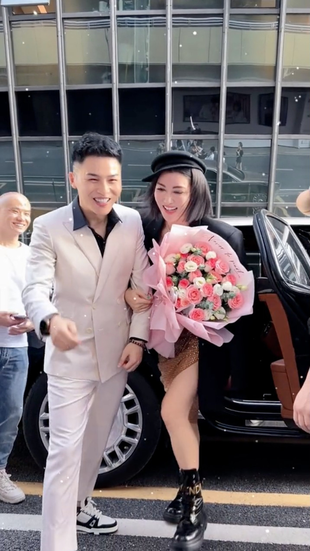 早前李彩桦和某网红拍摄的视频,意外引起网友的热议!