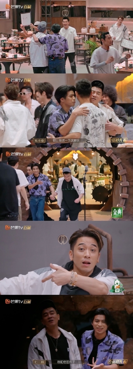 之后两人更“十指相扣”的路过任贤齐身旁时，任贤齐一脸不可思议的表情更是笑翻网友～