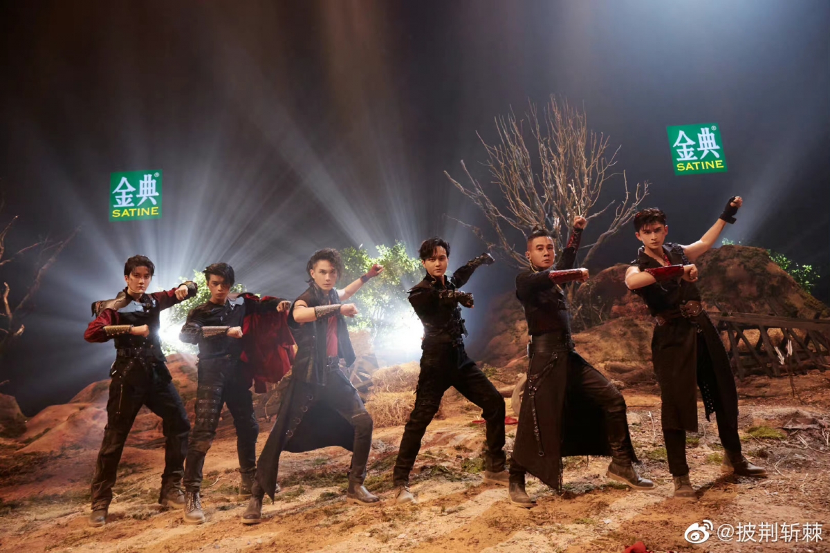 这组舞台也被网友大赞是《披荆斩棘》目前出现的作品里最具唱跳精髓的一个。