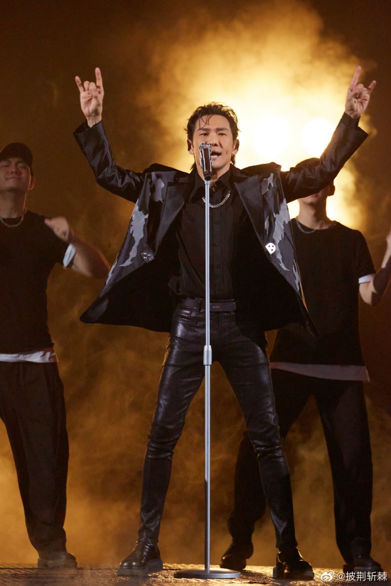 对于《Just like fire》没有拿下前两位的高排位感到不公。