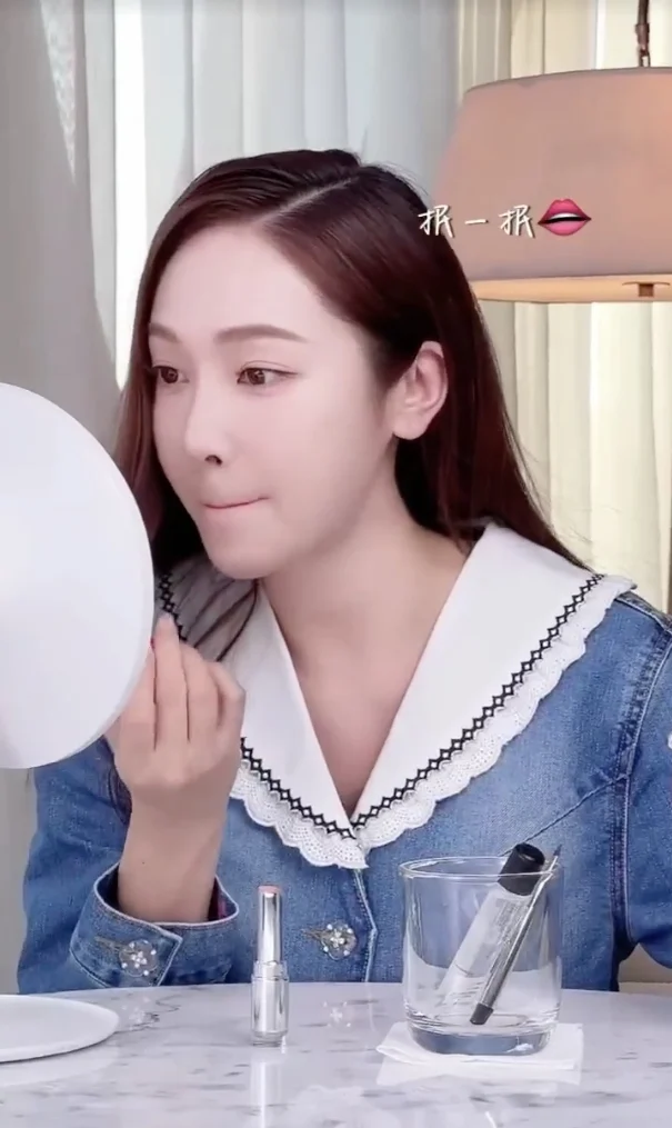 Step 1：深色唇膏打底