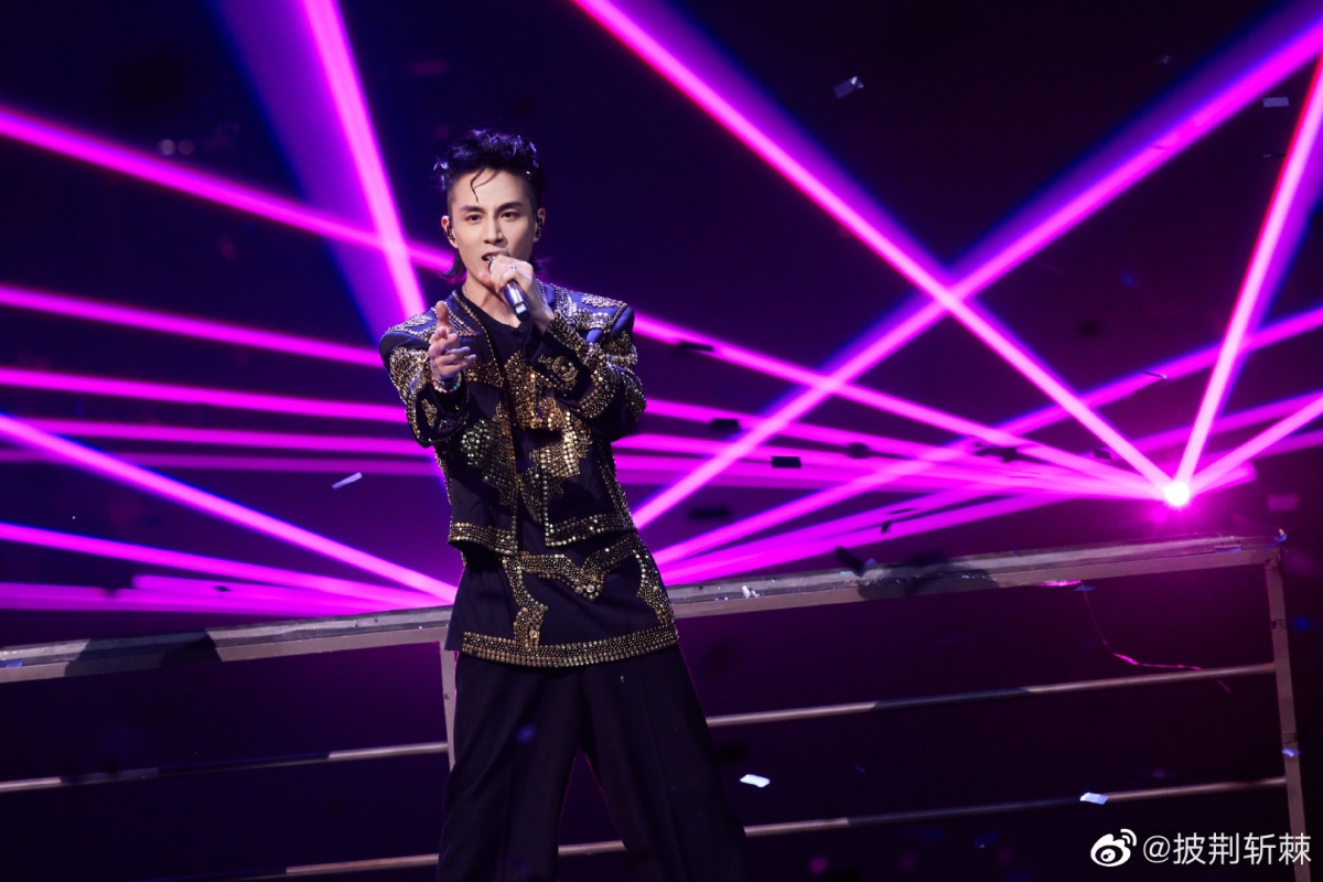 这次“初代哥哥”张智霖、李承铉和Mike表演的舞台再次拿下第二名