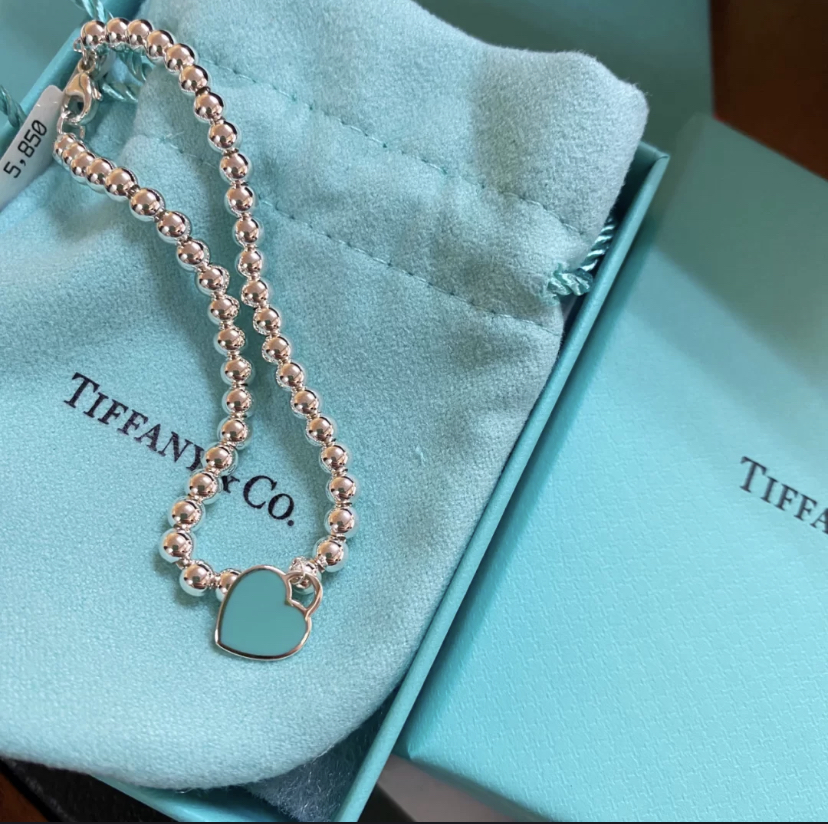 简约的珐琅珠设计圆圆的很适合手腕小的女生