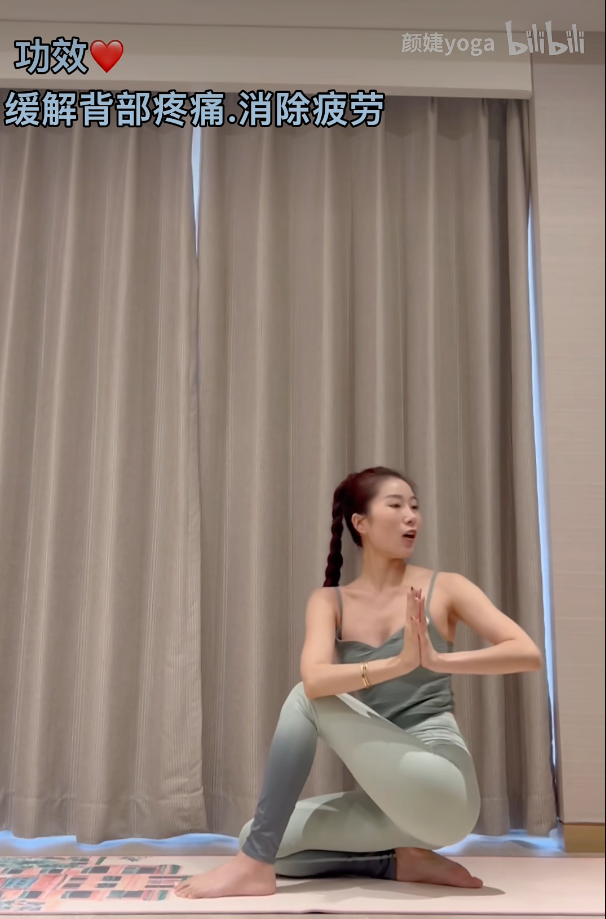 动作六:呼气时,屈手肘,双手合掌,转动身体向后,保持 5 个呼吸