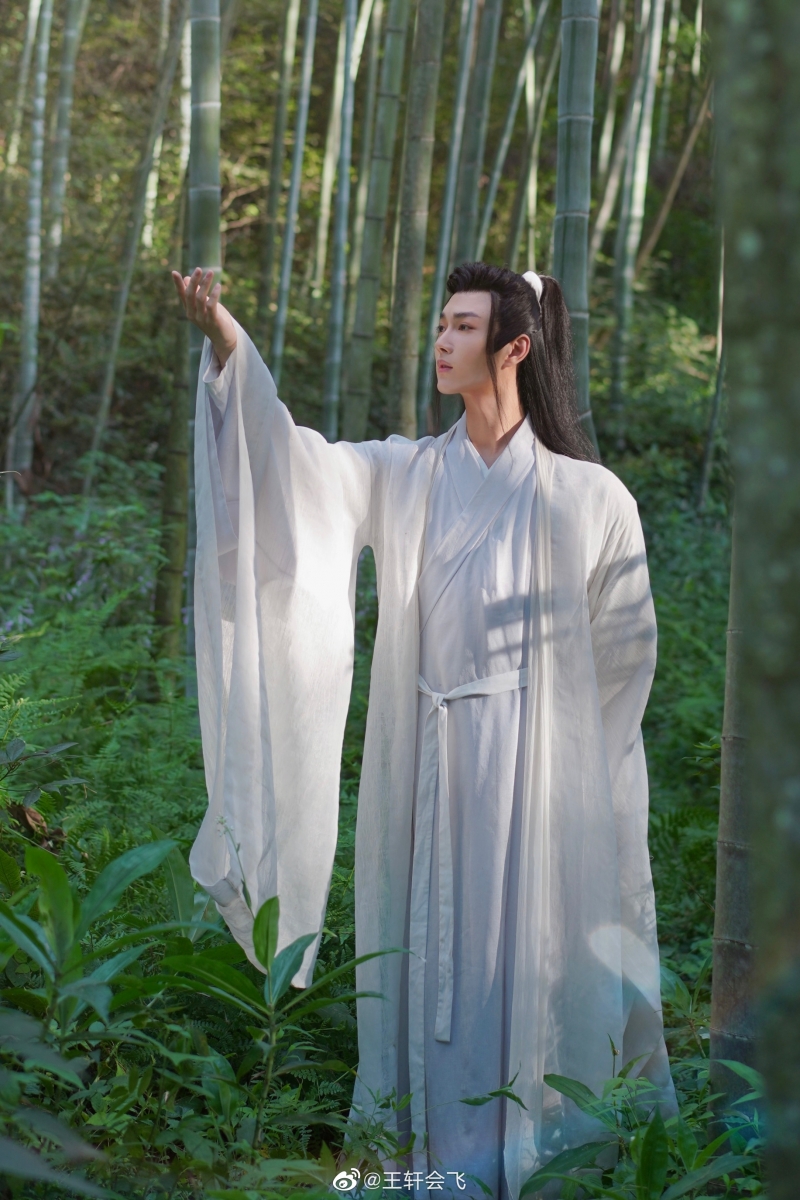 王轩身高185公分，长相俊秀