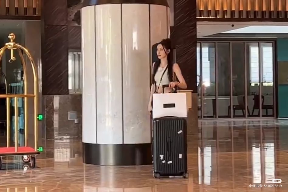 从视频中可看到,姐姐们除了携带行李箱还有乐器,看来是准备「大展身手」了~