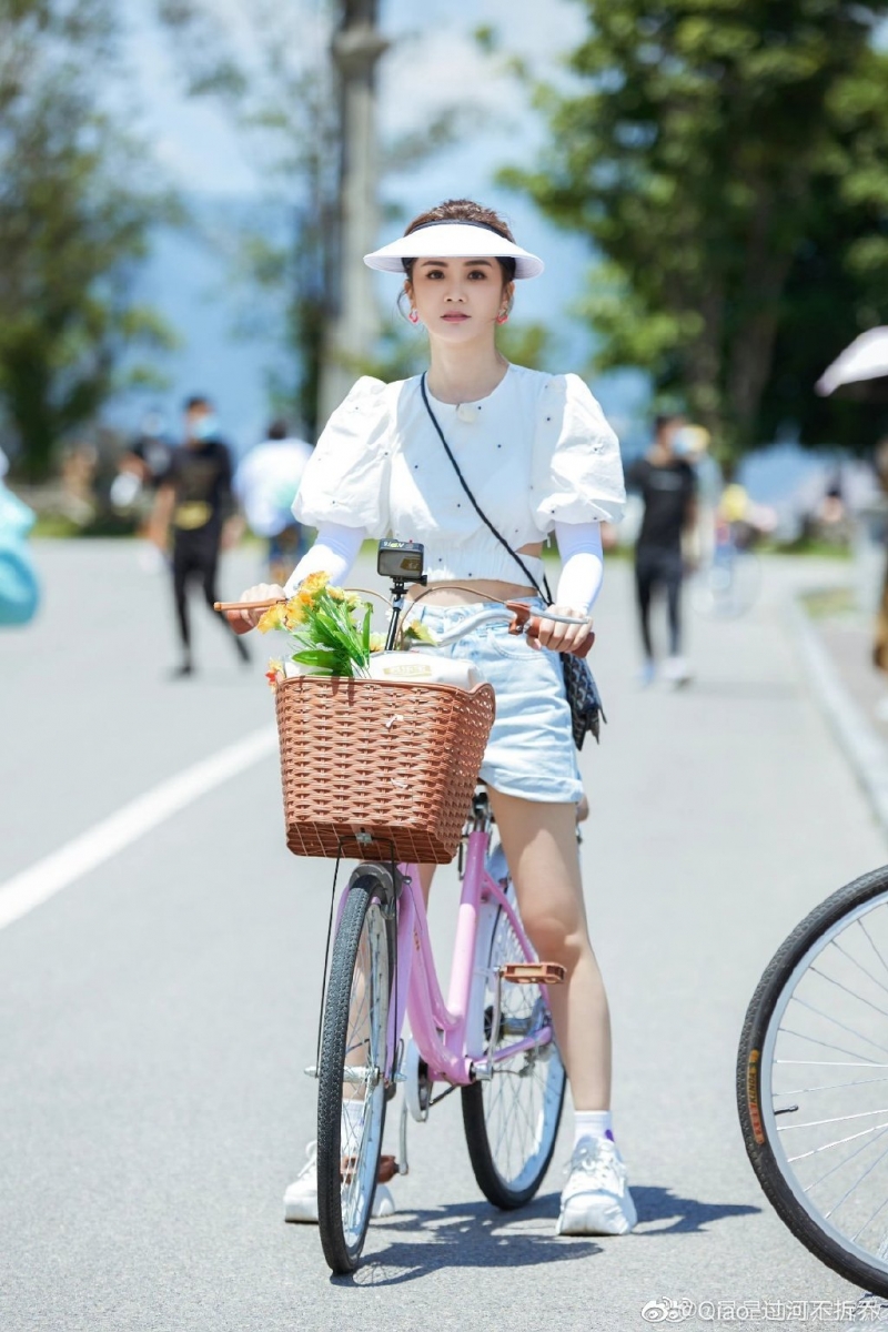 其中，蔡卓妍（阿Sa）身穿白色短裙，纤瘦的身姿，白嫩的皮肤，看起来青春又可爱，满满的少女感快要溢出来了！