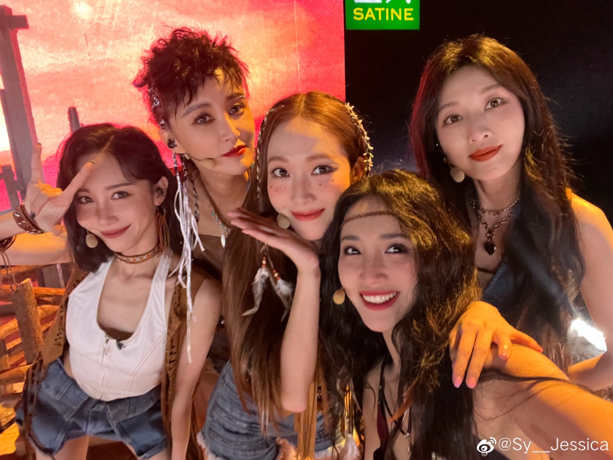 《乐队的海边》则有凹凸组的“二姐”张歆艺,以及“佳人组”的唐诗逸!