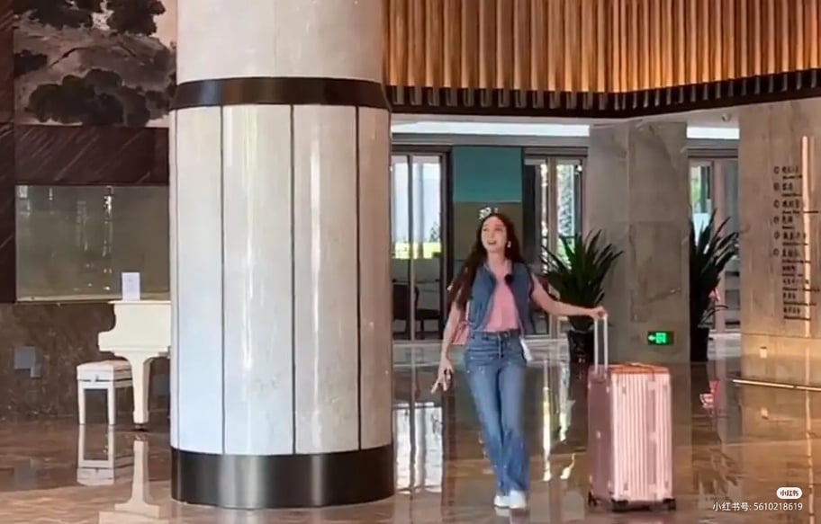 从视频中可看到,姐姐们除了携带行李箱还有乐器,看来是准备「大展身手」了~