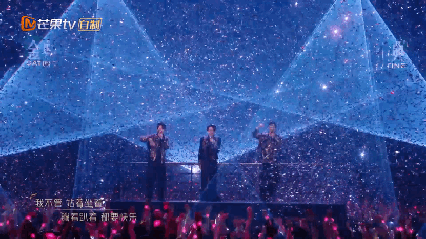 而“初代哥哥“张智霖、李承铉、Mike演唱的《伤心的人别听慢歌》舞台则排名第二。