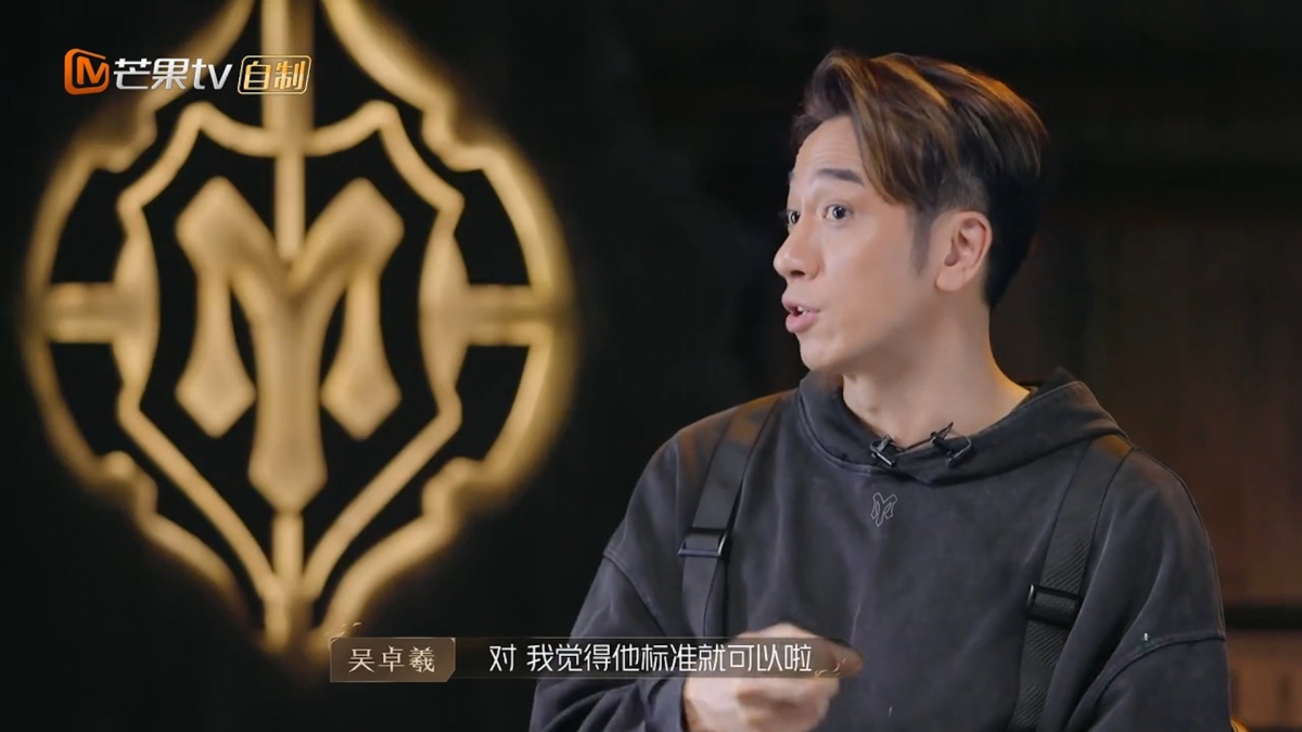 在一公时,吴卓羲和仁科、任贤齐以及张峻宁一组,演唱闽南语歌曲《世界第一等》。