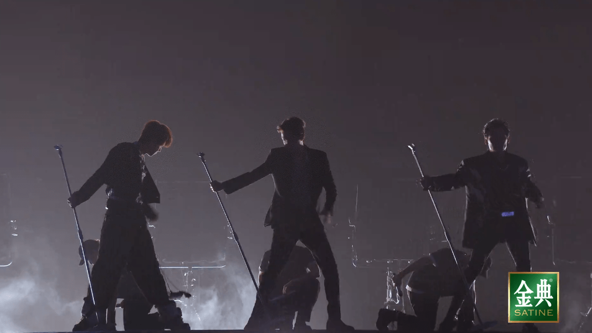 「真的服啦 比的是人气不是舞台演出吧，杜德伟组一公的红云袍和二公的Just Like Fire舞台表演都那么精彩 这都进不了前二」。