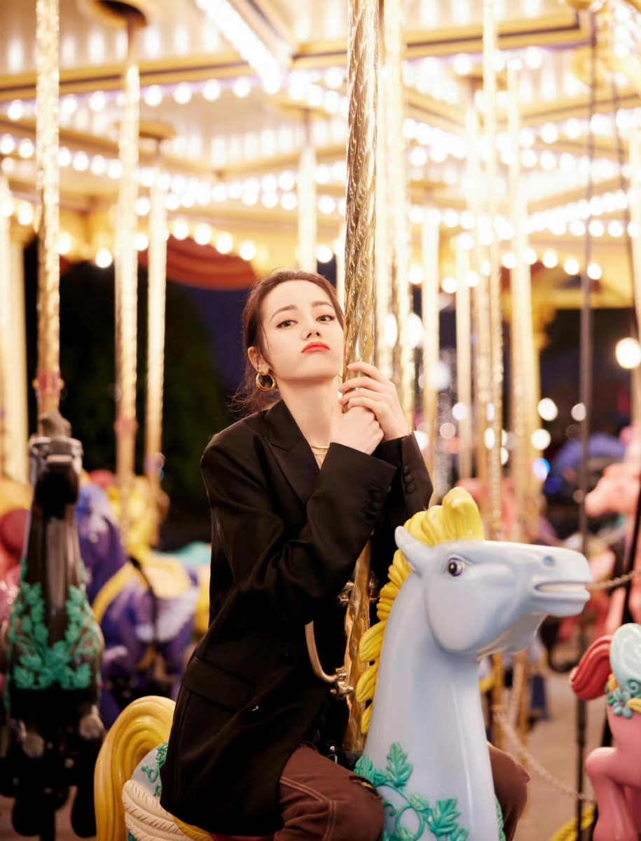 风雨里像个大人,阳光下像个孩子。