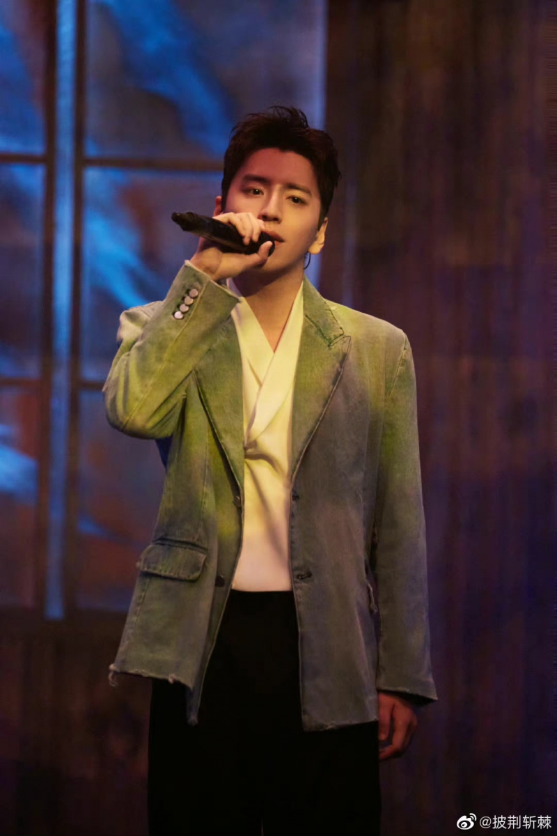 不过亦有网友表示「我还是很喜欢王大陆的,性格好人又可爱,希望披荆斩棘的哥哥五公不要被淘汰啊」