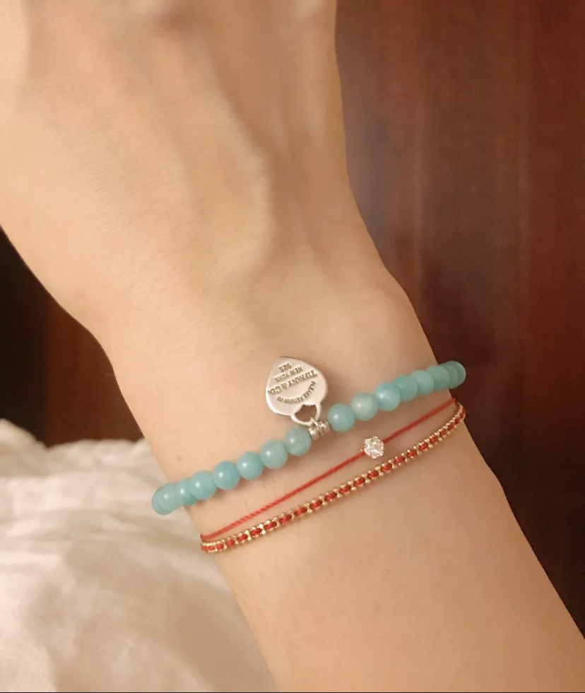 独特的天河石手链像手串珠一样的设计,蒂芙尼蓝让手链变得非常有辨识度!