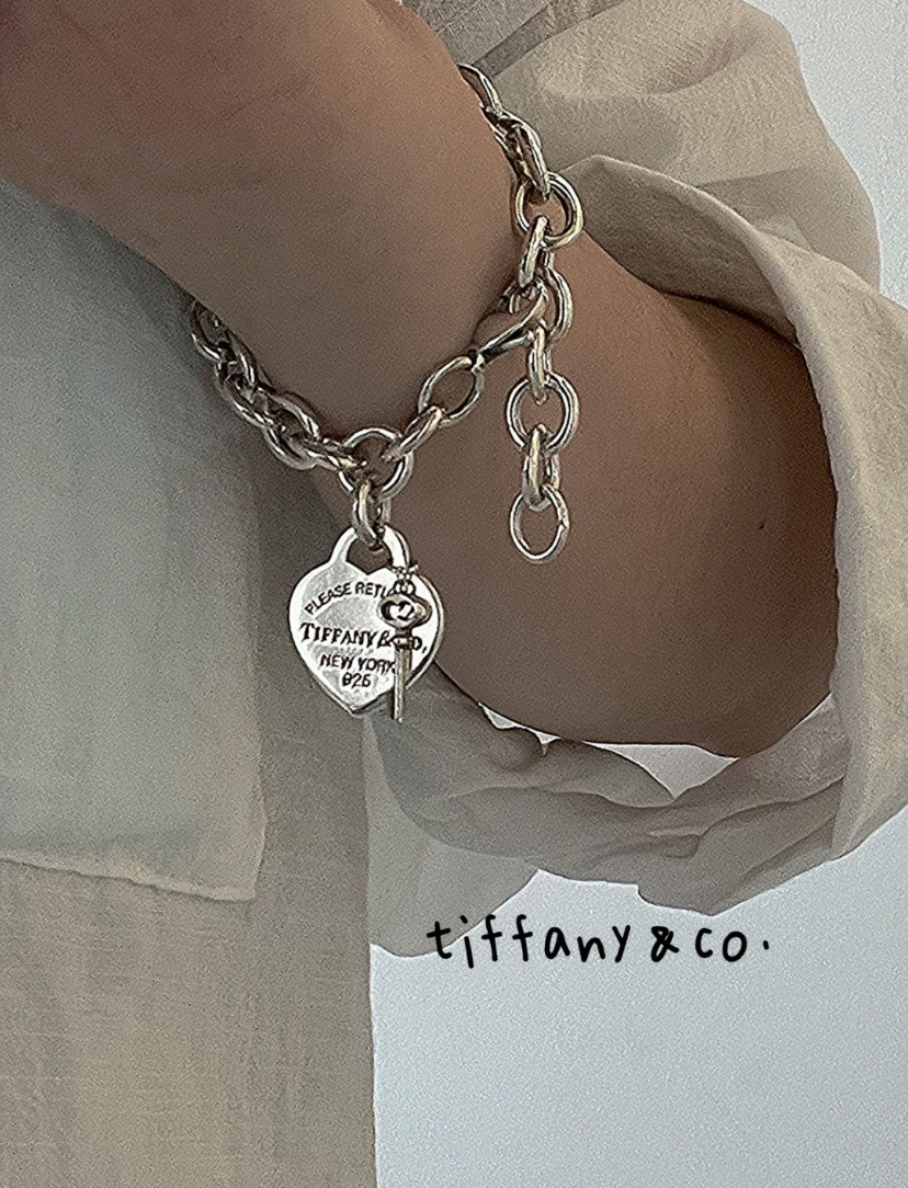 在爱心牌上还刻有了品牌名字设计,搭配钥匙设计变得更有独特风格。