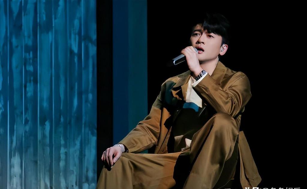 但是《袖手旁观》的舞台却证明了,只要做到极致,什么样风格的舞台都能赢。