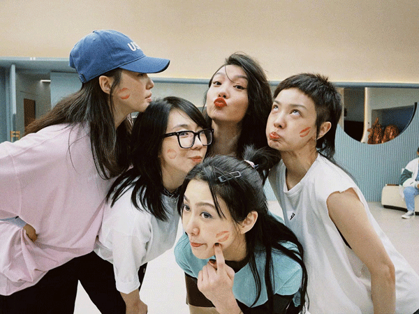 当一众粉丝坐等“姐姐”再合体之际,有网民发现成功入团的薛凯琪、郭采洁和谭维维“落单”