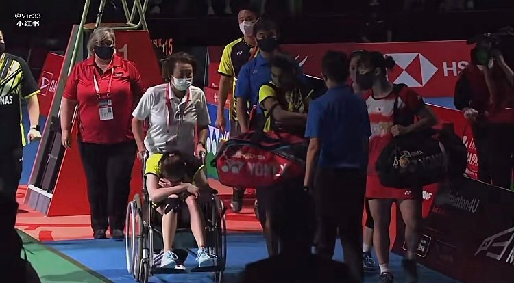 更有网友指责教练没有及时劝陈康乐退赛,导致她伤势严重一蹶不起