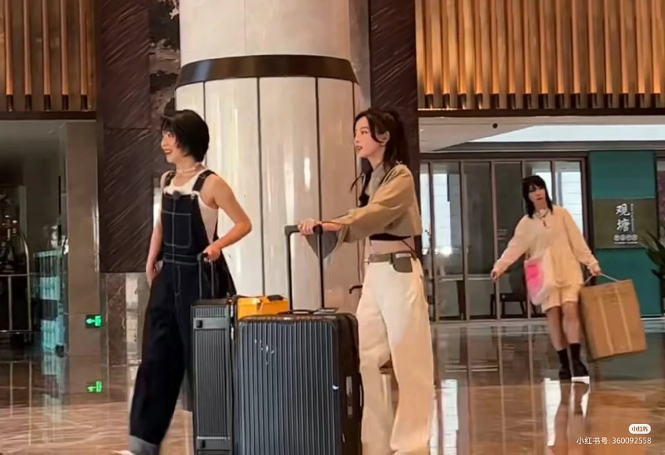 从视频中可看到,姐姐们除了携带行李箱还有乐器,看来是准备「大展身手」了~