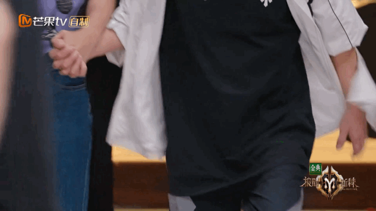 之后两人更“十指相扣”的路过任贤齐身旁时，任贤齐一脸不可思议的表情更是笑翻网友～