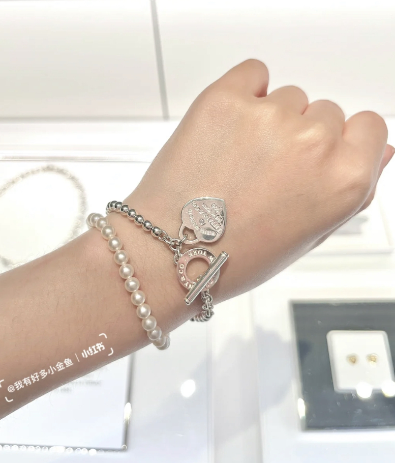 由银链条和珍珠组合成长长的手链,绕两圈叠戴效果非常好看!