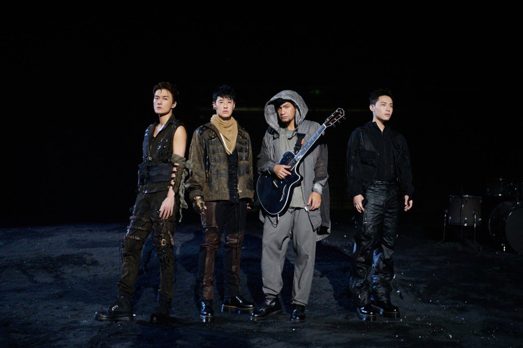 张震岳、潘玮柏、郑钧、王大陆凭一曲经典歌曲《有多少爱可以重来》成功拿下胜利。