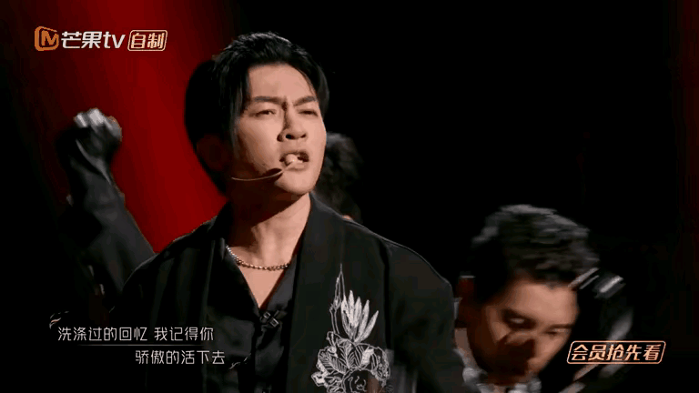 「去过现场的都知道这组的视频被剪的多厉害,很多火刀舞都被剪了。不然下面那些哥哥不会反应那么大,说他们这组恐怖了。」