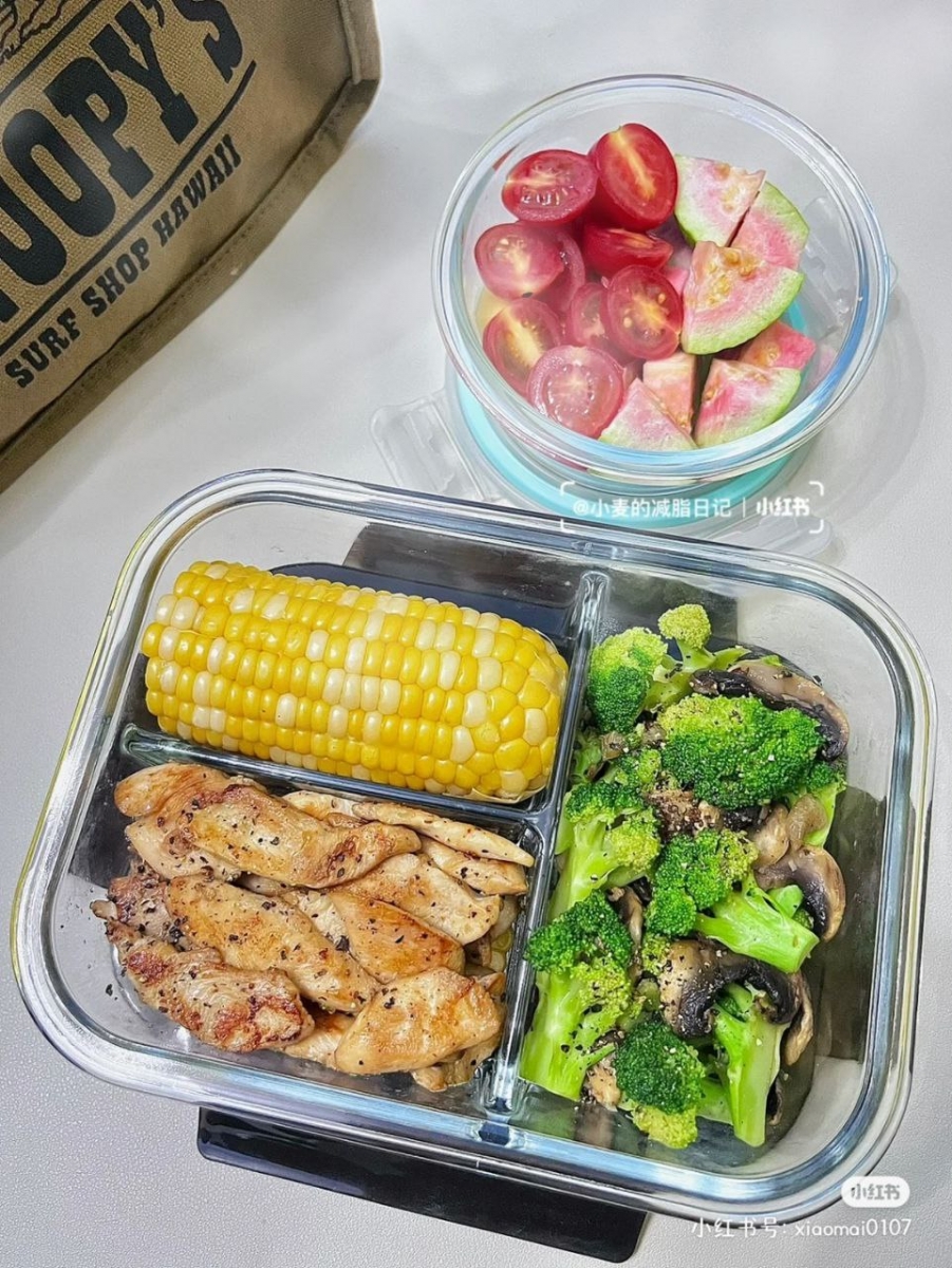 减脂便当 #3 | 香煎鸡胸肉 + 西兰花炒口蘑 + 糯玉米