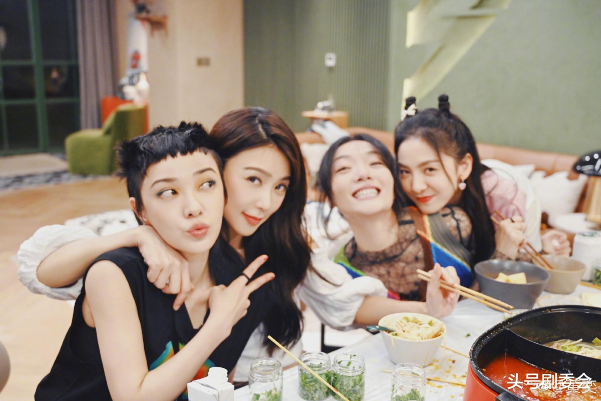 面对粉丝关心她是否被其他姐姐“冷待”,薛凯琪则回应「他们对我很好,就算《乘风》结束,还跟我保持联络,大家别误会。」