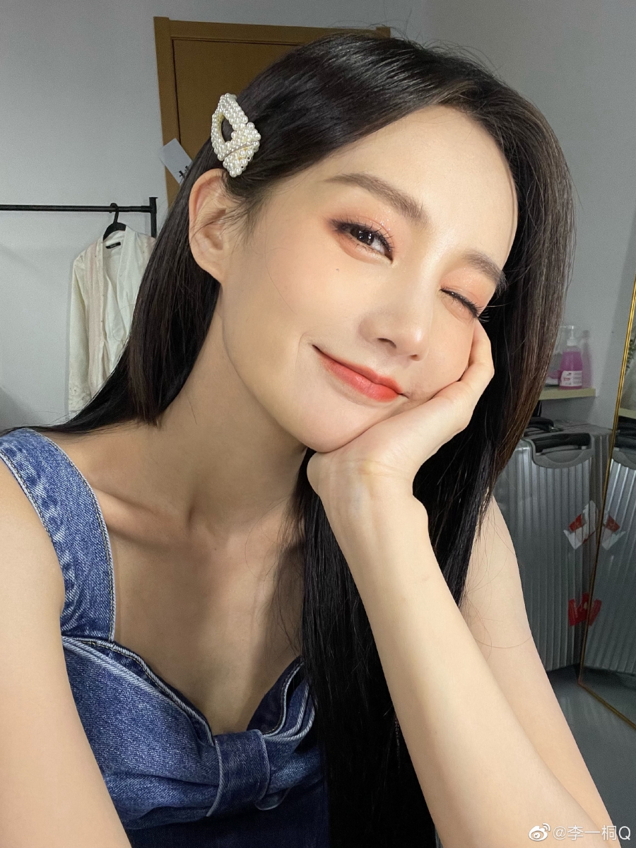 所以,在很长一段时间里,她不仅只能接到女配角的资源。