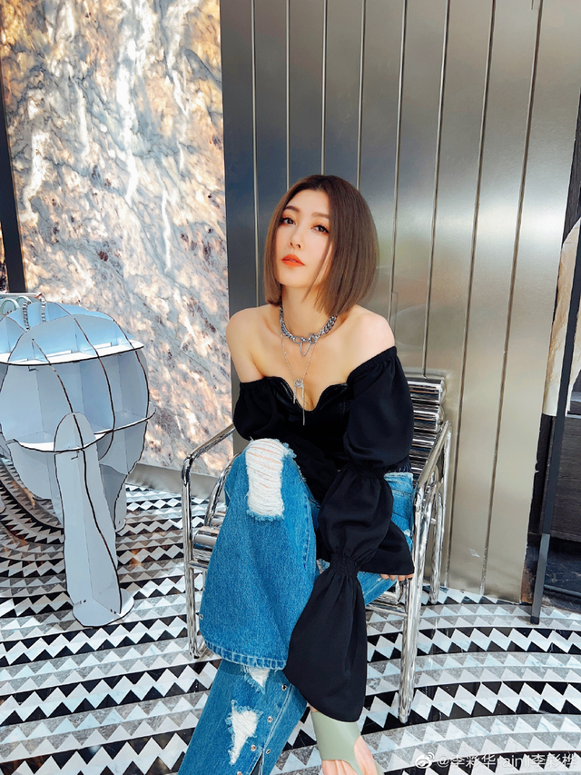 近期从李彩桦晒出来的照片看,不少网友都发现李彩桦已经大变样了