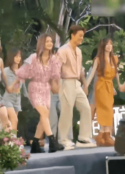 而且还有网友拍到除了“浪姐们”之外,参与《披荆斩棘》的吴克群也会和王心凌合体录制综艺,让网友们都感到超期待~