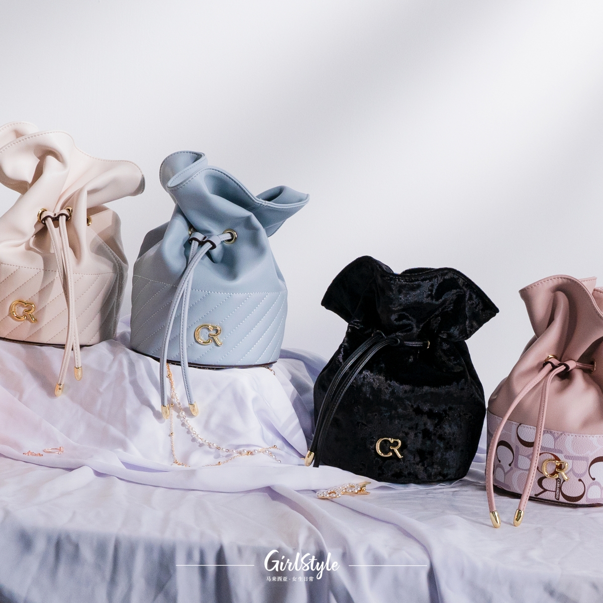 (左起：Carlo Rino Therapeutic Stripy Fleur Bag，Carlo Rino Velvet Fleur Bag， Carlo Rino Carlo GEO Fleur Bag)