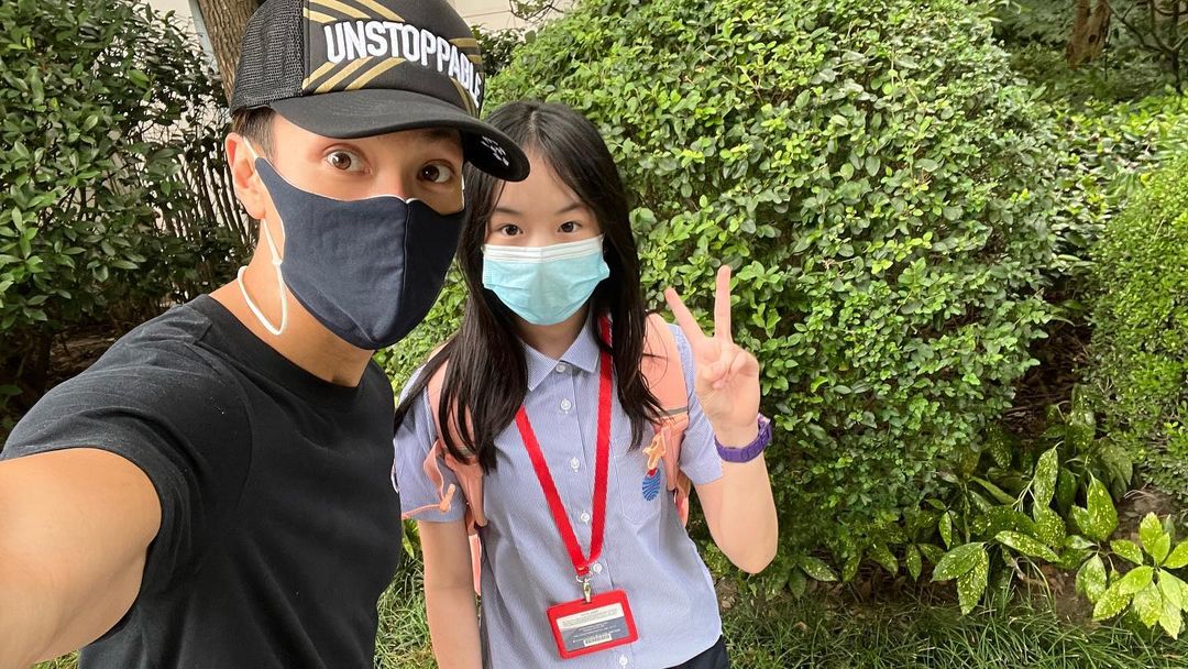 吴尊用影片记录孩子们第一天上学的过程，场面温馨有爱