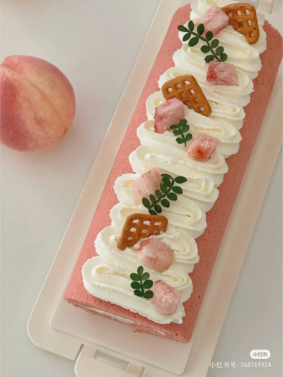 粉嫩蜜桃蛋糕卷