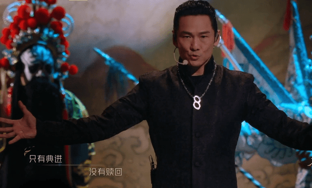 杜德伟也重现了《第8号当铺》的造型