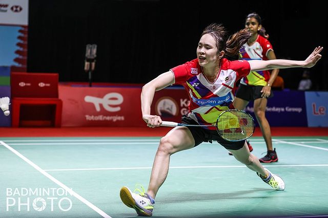 扑地救球成打球风格,展现永不放弃体育精神