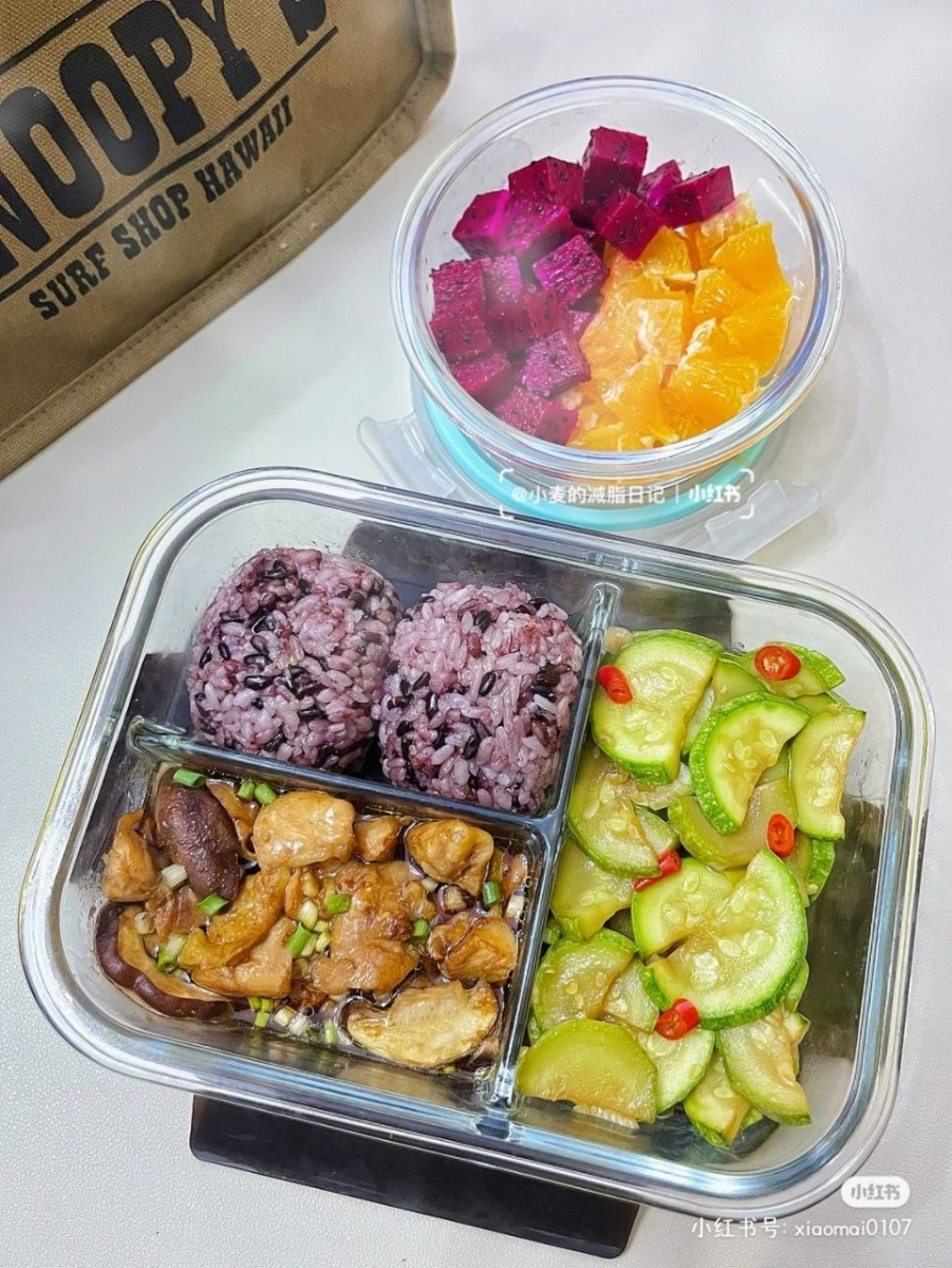 减脂便当 #7 | 香菇滑鸡 + 清炒西葫芦 + 糙米饭
