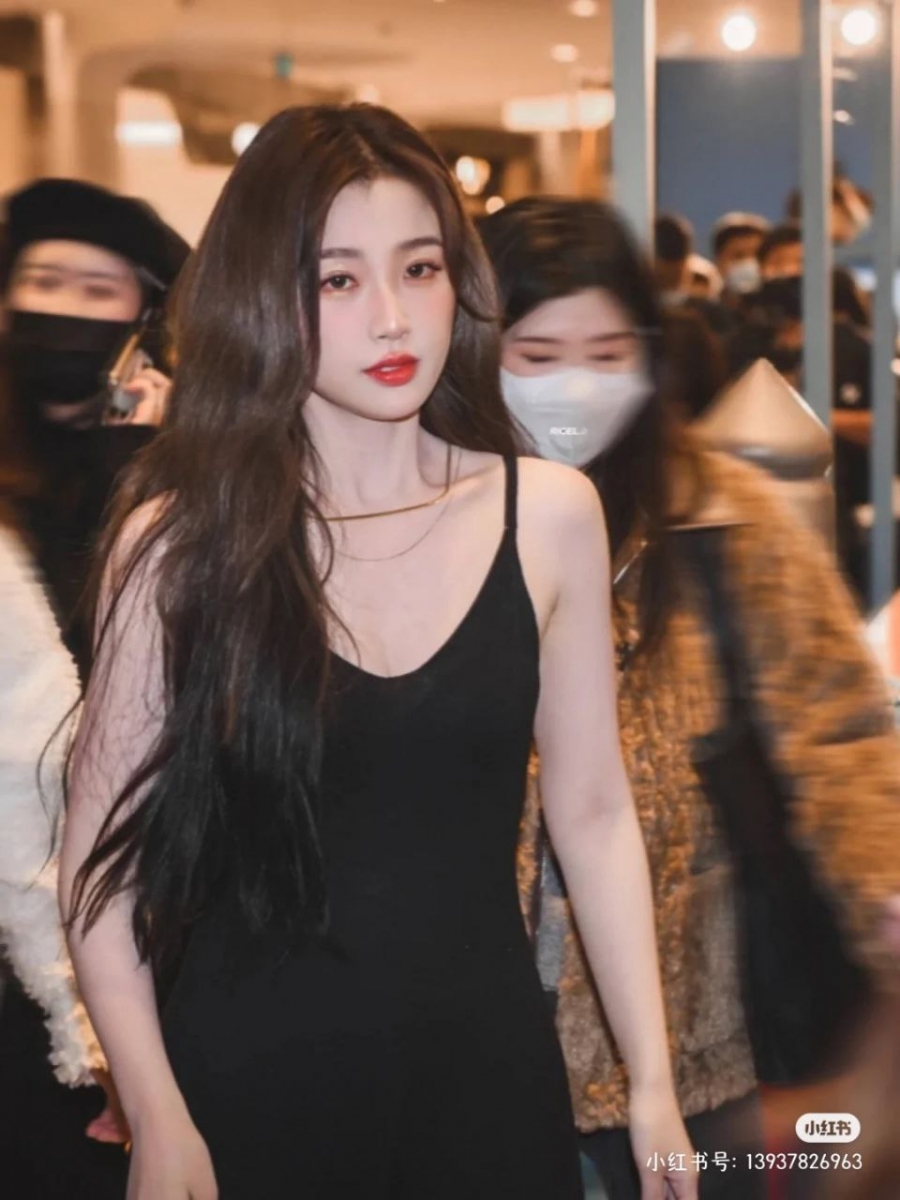 细肩带小黑裙让女生展现清冷性感的一面~